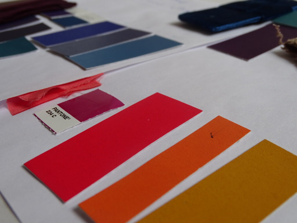 styliste et designer textile free-lance j'aime travailler des moodboard et vous proposer des créations de gamme de couleur avec les Pantone textile
